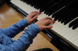 Eva's hands on the piano keys